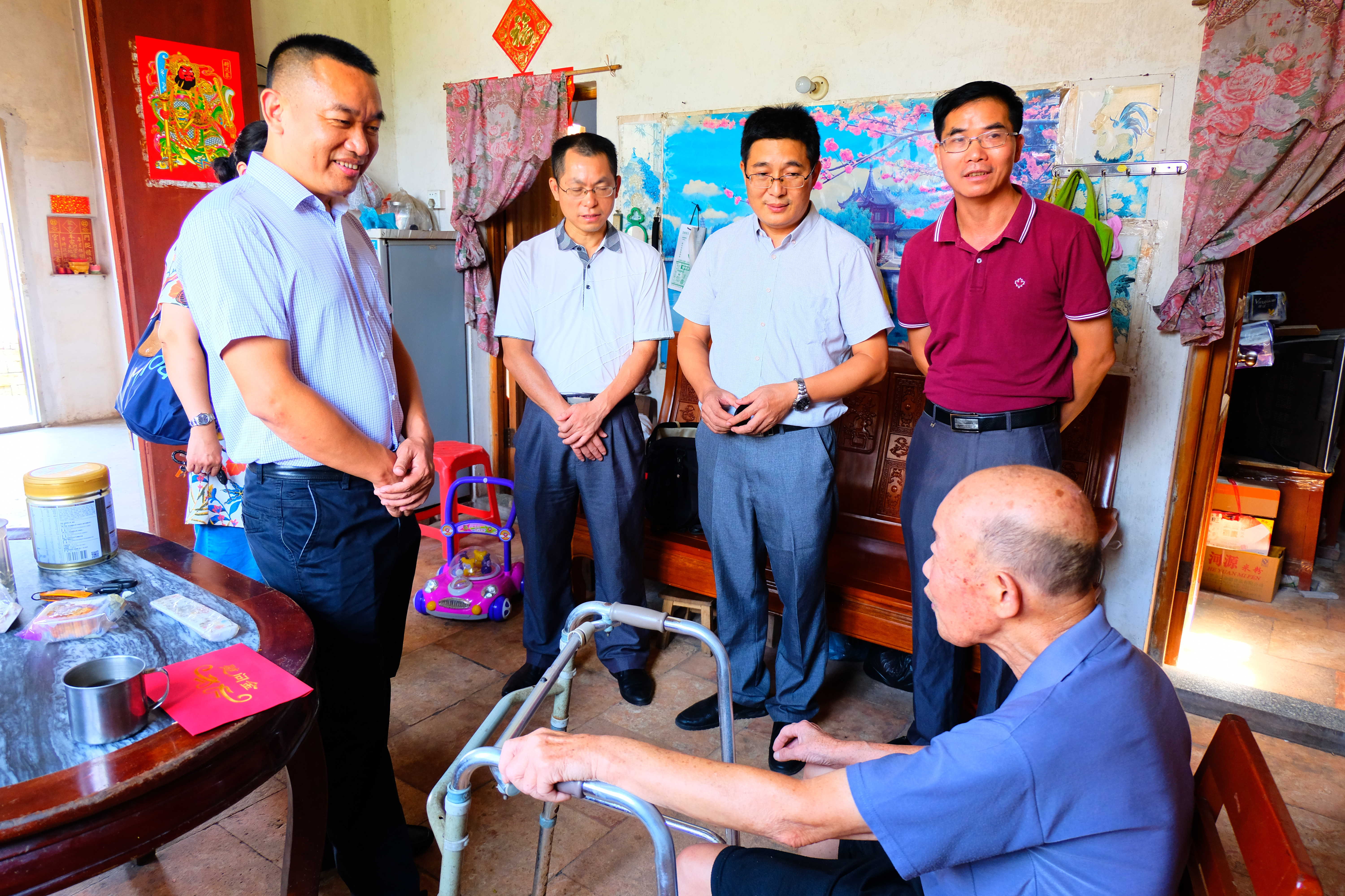 杜阮镇领导开展走访慰问教师活动 (5).jpg