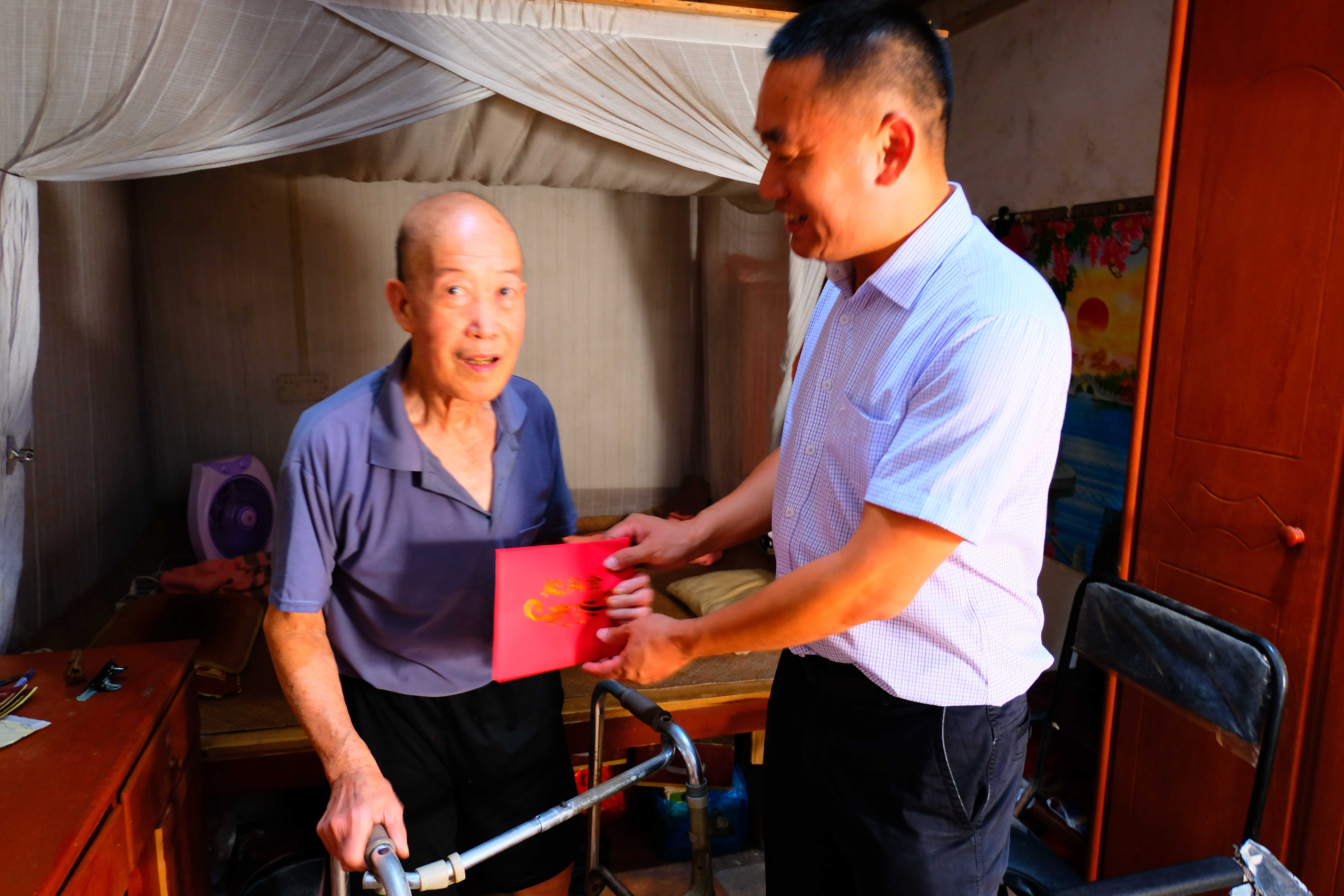 杜阮镇领导开展走访慰问教师活动 (3).jpg