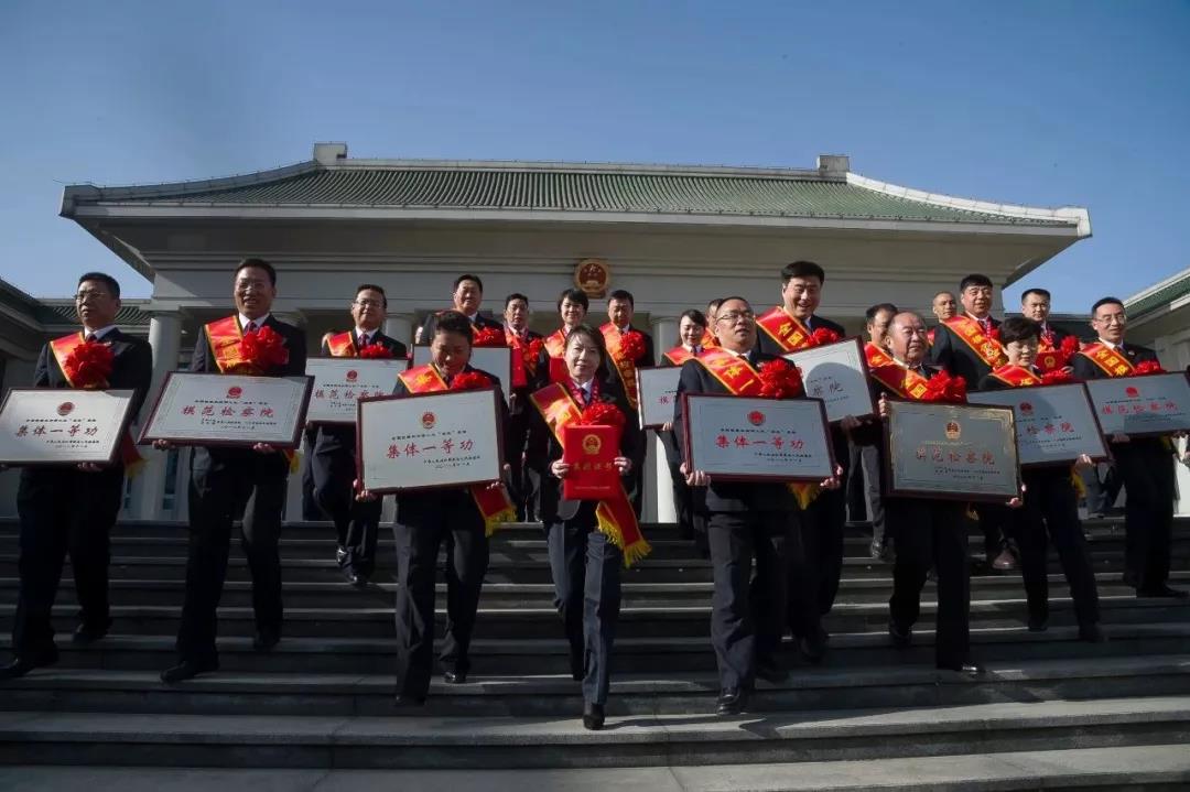 受到表彰的先进集体和先进个人代表。程丁 摄